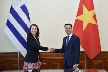 Deputy Minister of Foreign Affairs Dang Hoang Giang (R) and his Uruguayan counterpart Valeria Csusaki Cabrera. (Photo: VNA)