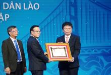 Lao Deputy Prime Minister and Minister of Finance Somdee Duangdee (M) awarded the Labour Order, first class, to the LaoVietBank. (Photo: VNA)