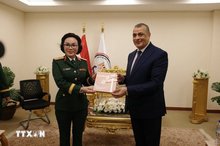At the meeting between Deputy Chief of the General Department of Defence Industry Maj. Gen Phan Thi Hoai Van (left) and Egyptian Minister of State for Military Production Mohamed Salah El-Din Mostafa in Cairo. (Photo: VNA)