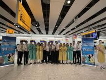 Crewmembers of Vietnam Airlines Flight VN56 Đội before departing from London to Hanoi (Photo: VNA)