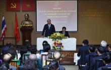 Prime Minister Nguyen Xuan Phuc (standing) talked with Vietnamese Embassy's staff and representatives of the overseas Vietnamese community in Thailand (Photo: VNA)