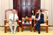 Deputy Governor of the State Bank of Vietnam Dao Minh Tu (R), who is also head of the trade union of Vietnamese banks, meets with Alexandre Likhtarovitch, head of the Belarusian trade union of banking and financial workers, in Hanoi on May 22 (Photo: laodong.vn) 