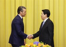 State President Luong Cuong (R) and US Secretary of War Pete Hegseth (Photo: VNA)