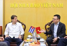 Chairman of the Vietnam Journalists’ Association (VJA) Le Quoc Minh (right) meets with Jorge Legañoa Alonso, President of Cuba’s Prensa Latina news agency, on December 2. (Photo: VNA)