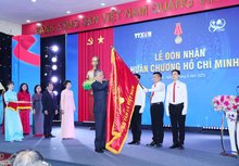 Party General Secretary To Lam pins the Ho Chi Minh Order onto the Vietnam News Agency’s flag at the ceremony on September 14. (Photo: VNA)