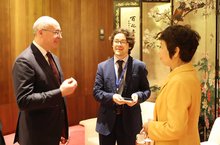 General Director of the Vietnam News Agency Vu Viet Trang (R) and Director General of the Russian news agency TASS Andrey Kondrashov at their working session on the sidelines of the 57th OANA Executive Board Meeting. (Photo: VNA)