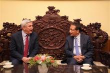 Vietnamese Ambassador to Russia Dang Minh Khoi (R) and First Vice Chairman of the Russian State Duma and Vice Chairman of the Communist Party of the Russian Federation (CPRF) Ivan Melnikov. (Photo: VNA)