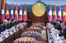 General Secretary of the Lao People's Revolutionary Party (LPRP) Central Committee and President Thongloun Sisoulith and Vietnamese State President Luong Cuong held talks in Vientiane on April 24. (Photo: VNA)