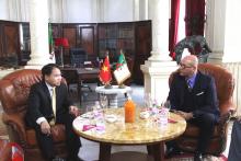 Trade Counsellor in Algeria Hoang Duc Nhuan Vice (left) and President of the Oran Chamber of Commerce and Industry Kehal Nacer. (Photo: VNA)