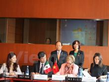 Minister of Culture, Sports and Tourism Hoang Tuan Anh and Vietnamese Ambassador to Mexico Le Linh Lan (standing behind) witnessed the signing of the Vietnam-Mexico cultural cooperation agreement in Mexico City. (Source: VNA)