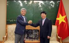 Deputy Prime Minister Pham Binh Minh (R) receives Chairman of Daewoo E&C Group Jung Won-ju (Photo: VNA) 