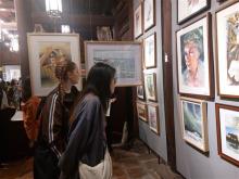 Visitors to the exhibition (Photo: VNA)