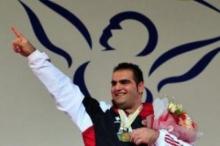 Iranian weightlifter decorated with Nat'l Youth Medal