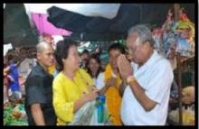 Democrat secretary-general campaigns for votes in Thai far South
