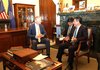 Vietnamese Minister of Industry and Trade Nguyen Hong Dien (R) meets with Senator Roger Marshall (Photo: VNA)