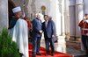 Prime Minister Pham Minh Chinh (right) meets with Algerian President Abdelmadjid Tebboune in Algiers on November 19 afternoon. (Photo: VNA)
