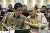 Indonesian Investment and Downstreaming Minister Rosan Roeslani (right) speaks with Finance Minister Purbaya Yudhi Sadewa. (ANTARA)